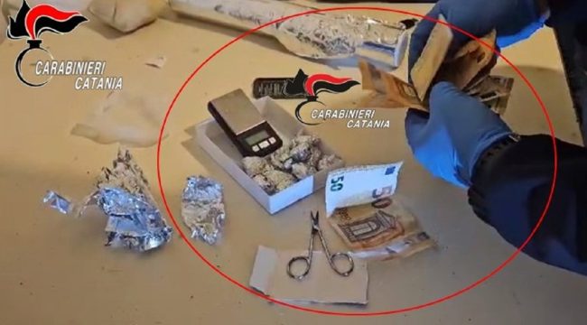 Blitz a San Cristoforo: arrestati tre pusher che avevano allestito una casa di spaccio – VIDEO