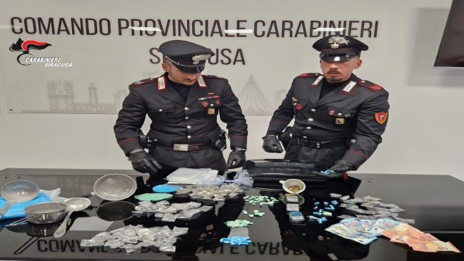 Droga nascosta dietro una mattonella di un appartamento, in manette due pusher