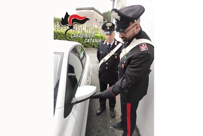 Acireale, tenta la “truffa dello specchietto” ma la vittima si trasforma in carnefice