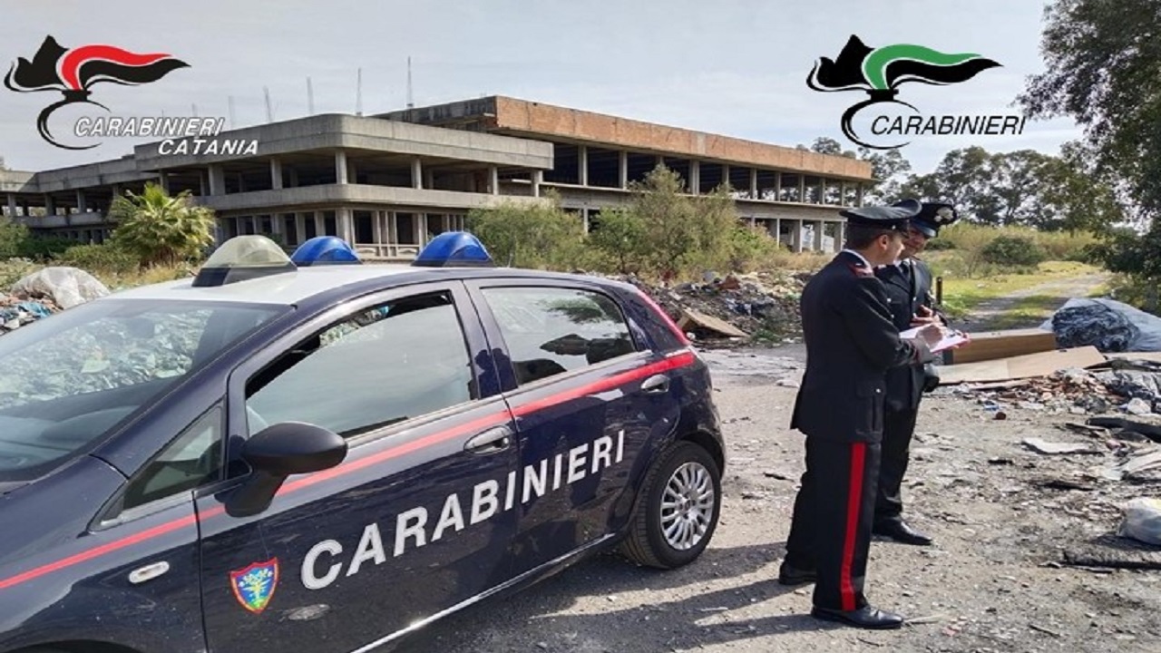 Catania, rifiuti gettati e bruciati alla zona industriale: tre denunce