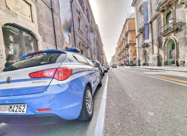 Poliziotto fuori servizio arresta marocchino in via Landolina