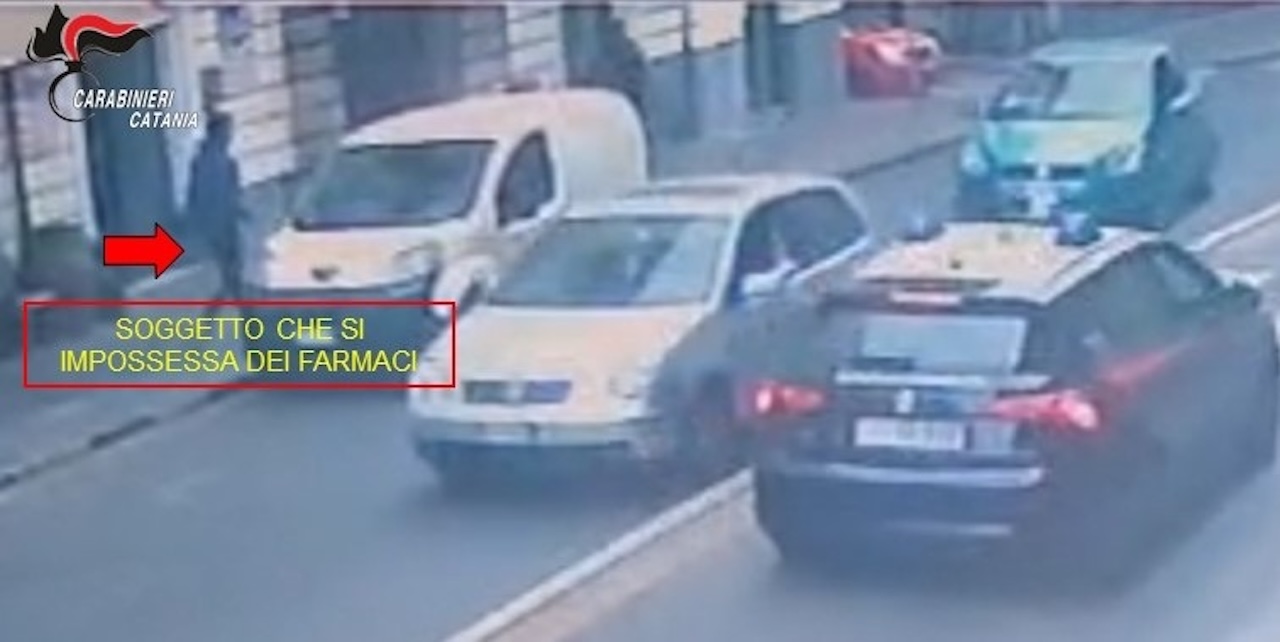 Su un’auto rubata “preleva” farmaci a un corriere in via Etnea sotto gli occhi dei carabinieri che lo arrestano