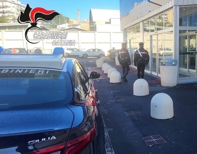 Arrestati due ladri di portafogli a Catania, così padre e figlio operavano nei supermercati