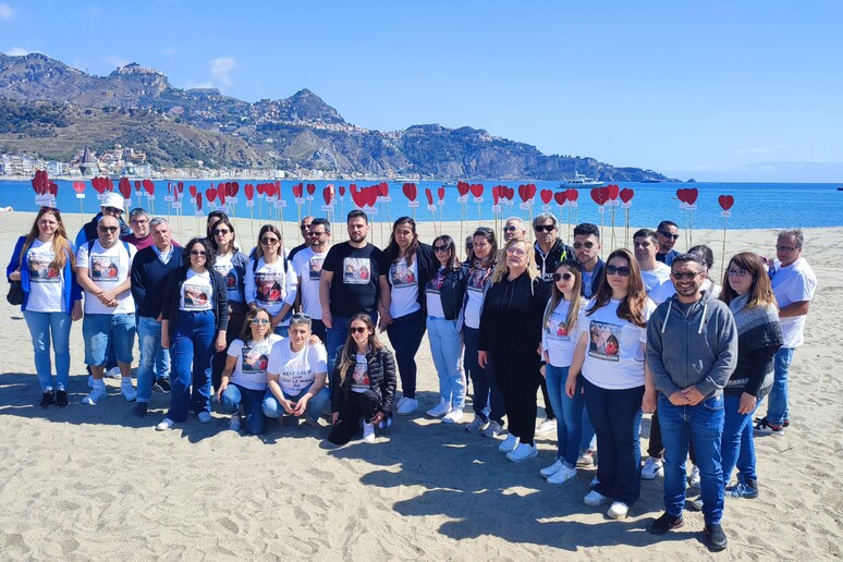 Settanta cuoricini in spiaggia per dire “no” alla chiusura del Centro di cardiochirurgia pediatrica di Taormina