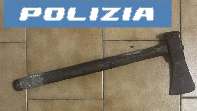 Catania, minaccia i passanti con un’ascia in mano: arrestato 31enne