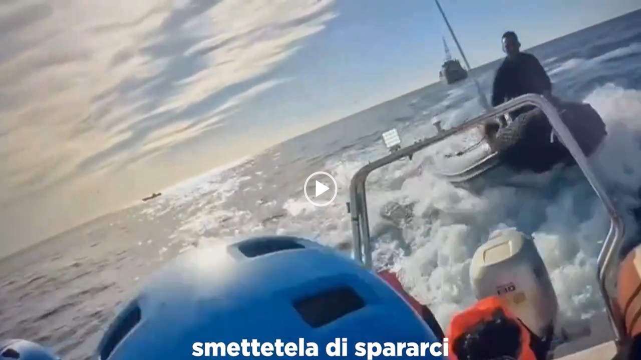 La Guardia costiera libica spara sui migranti durante il soccorso: sbarcati a Pozzallo in 56 – VIDEO