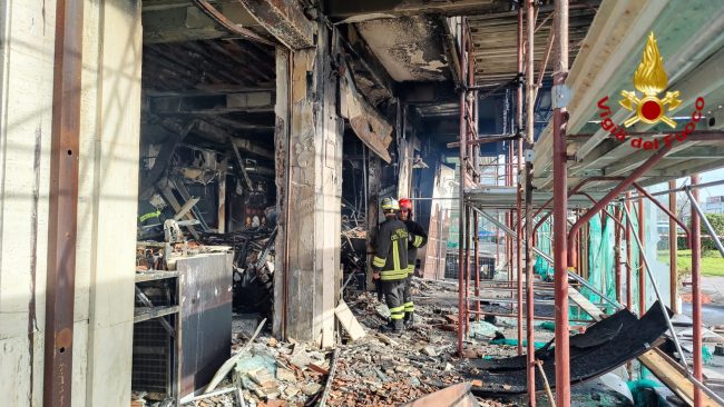 Rogo bar lungomare di Catania, aleggia l’ipotesi dell’incendio doloso