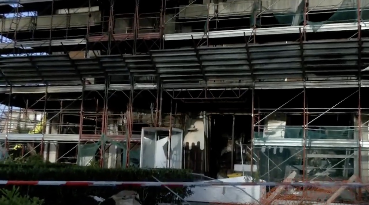 Esplosione e fiamme in un bar del lungomare di Catania, titolare ferito e palazzina evacuata