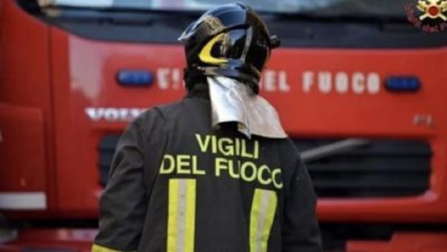 Fiamme a Palermo, incendio in via Conte Federico