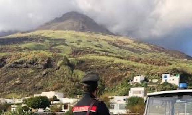 Quattro avvisi di conclusione indagini per l’incendio del maggio 2022 a Stromboli