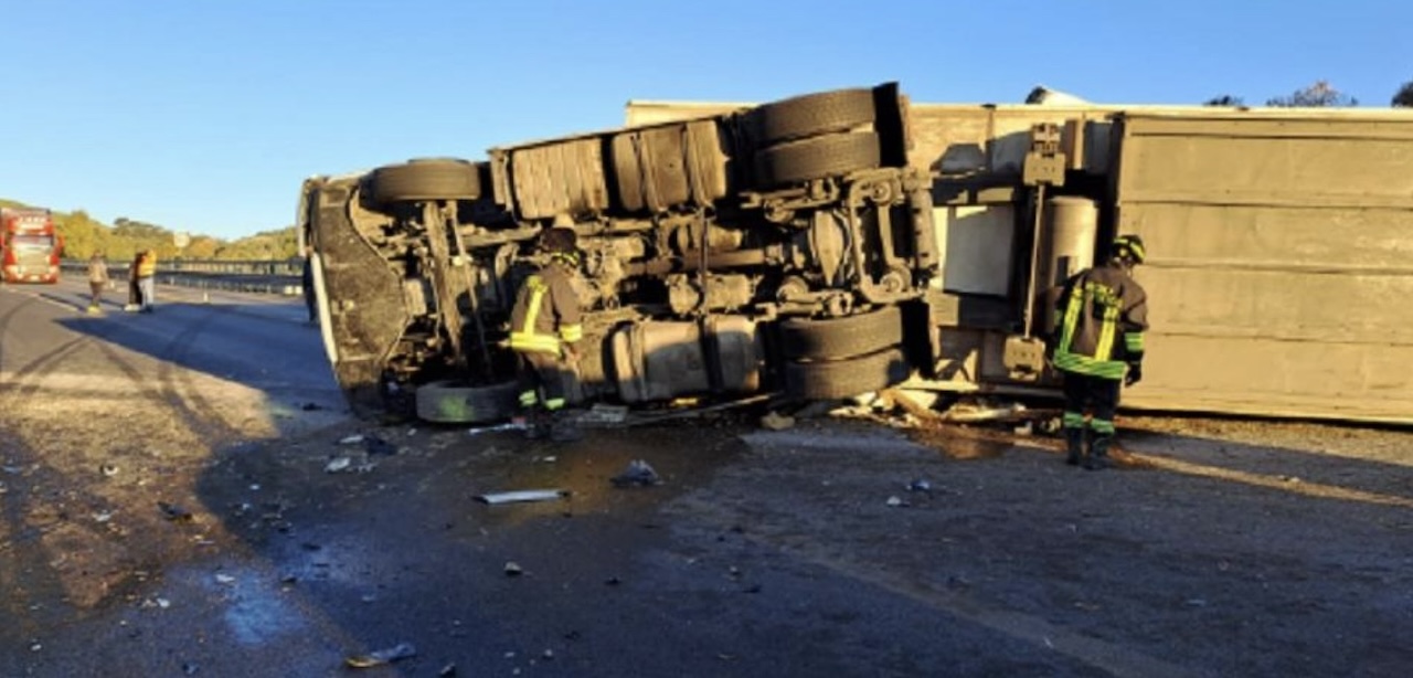 Incidente autostrada A19, due i feriti dopo il ribaltamento di un mezzo pesante: traffico ancora a rallentatore