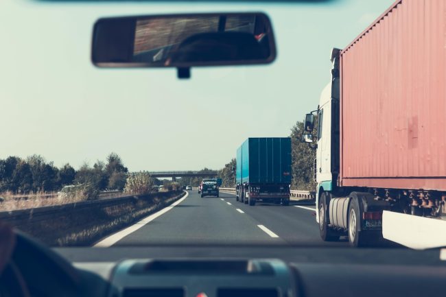 Tir in “bilico” sul ponte di Carini dopo lo scontro con due auto, 5 feriti: due sono gravi