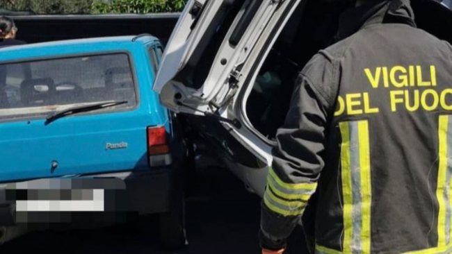 Incidente stradale autonomo ad Acireale, autovettura capottata: dentro una donna con i due figli