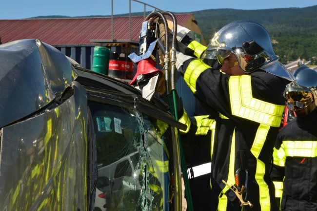 Auto fuori strada dopo uno scontro a Porto Empedocle, un ferito grave. Donna sotto shock
