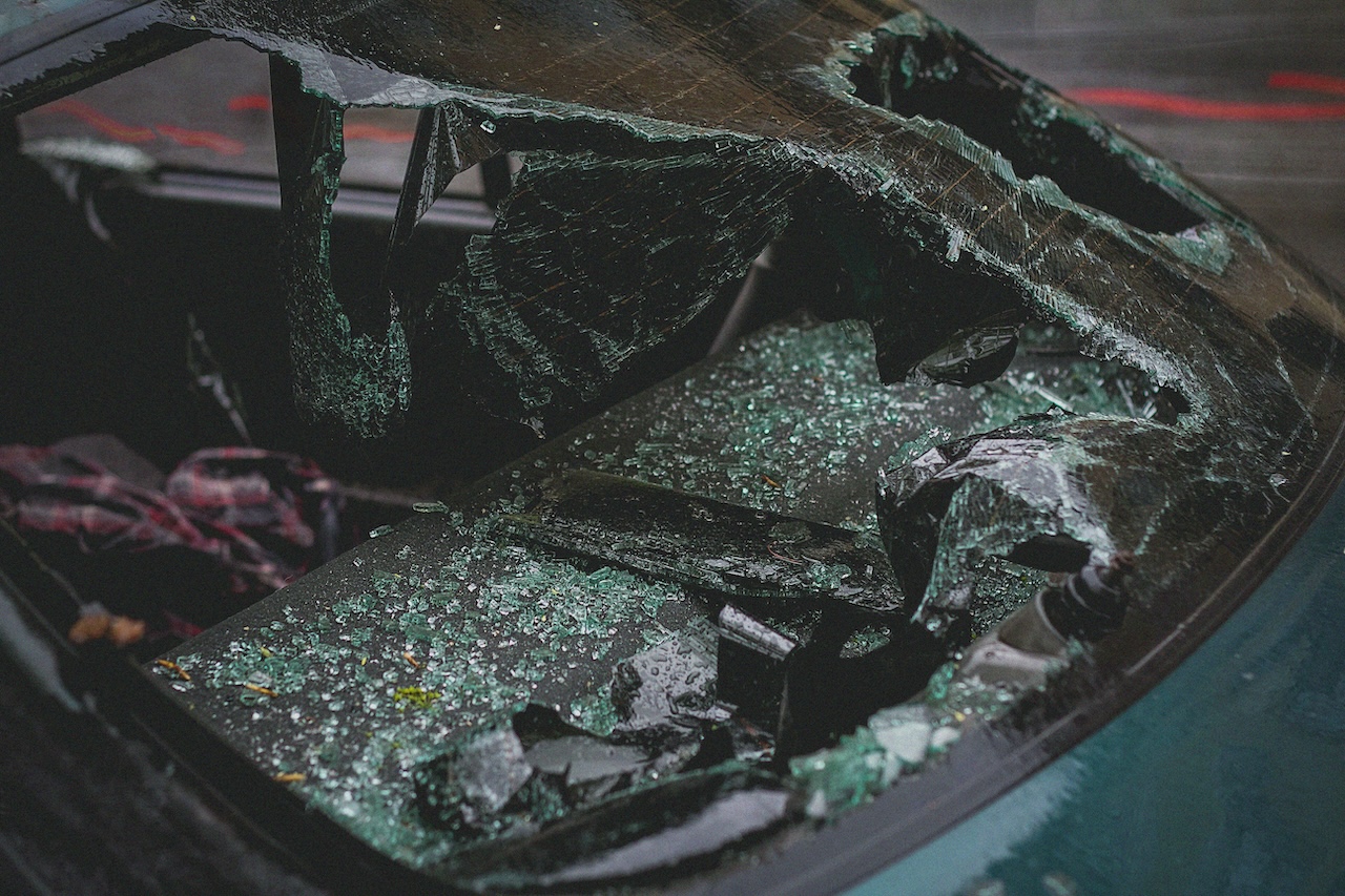 “Carambola” a Palermo, scontro tra due auto: Jeep si ribalta due volte e si schianta