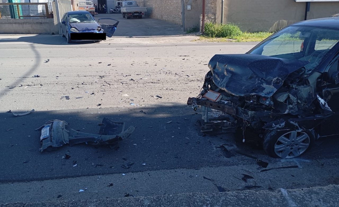 Due incidenti nel Ragusano, quattro mezzi coinvolti e tre feriti: grave un motociclista