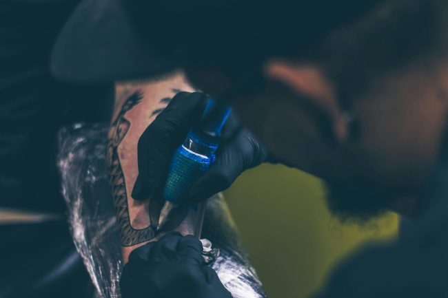Matteo Messina Denaro: i tatuaggi “per non dimenticare”, le false identità e i pranzi in trattoria