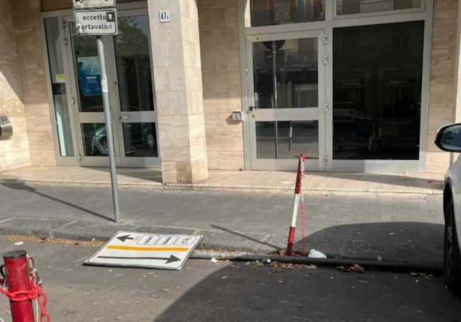 Nel quartiere Borgo Sanzio pali pericolanti, storti e in caduta libera: la segnalazione del Comitato Vulcania
