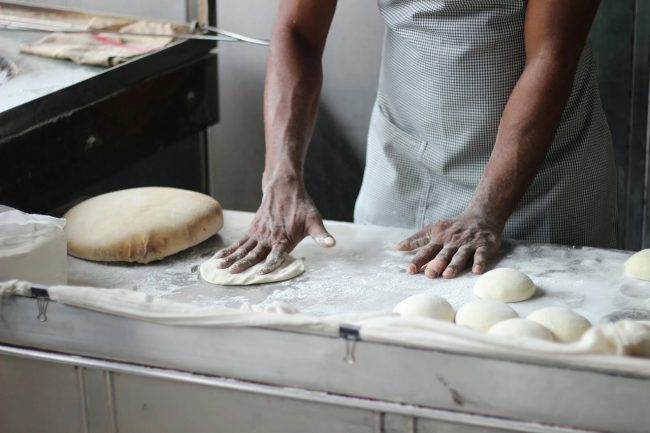 Mano incastrata in una impastatrice, incidente sul lavoro in un panificio di Pozzallo
