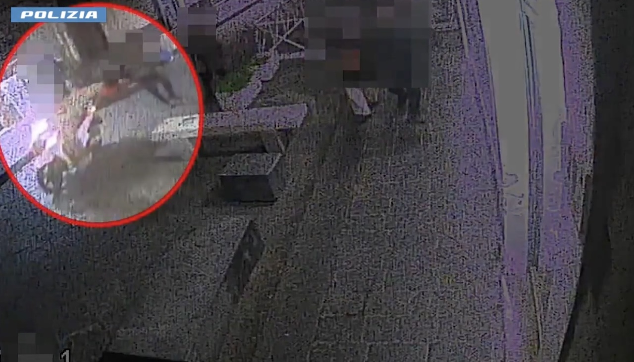Arrestato l’uomo che ha aggredito una donna in via Pacini per rubarle la borsa – VIDEO