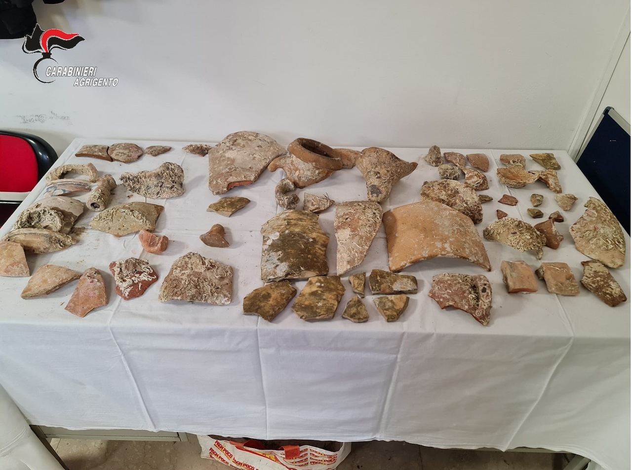 Sequestrati reperti archeologici dentro un sacchetto abbandonato sul porto di Agrigento
