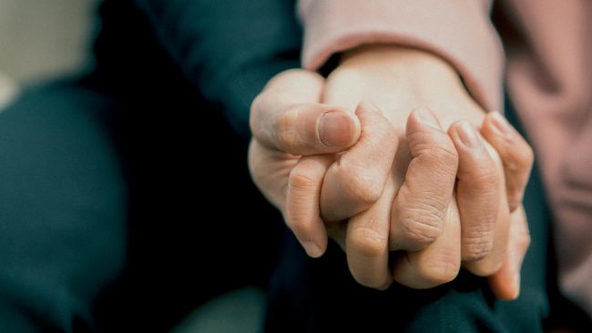 Si è risvegliato dal coma il 22enne finito contro una palma a Palermo: ha stretto la mano della sua mamma