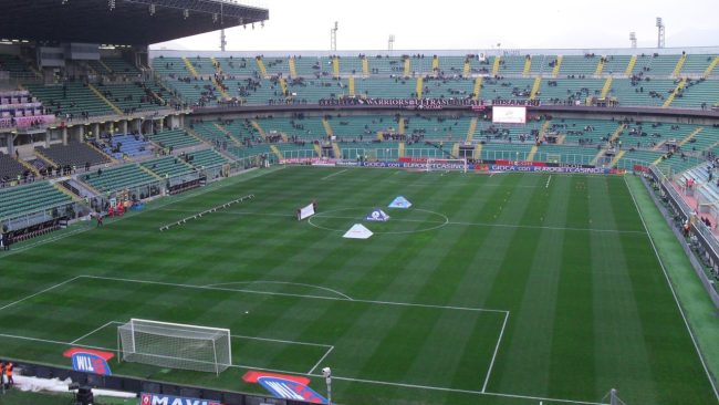 Palermo-Parma, tensione e scontri tra i tifosi: lancio di bottiglie e auto in fiamme
