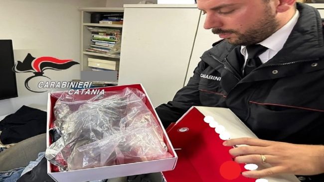 Spacciava davanti due scuole di Catania, in manette un 20enne