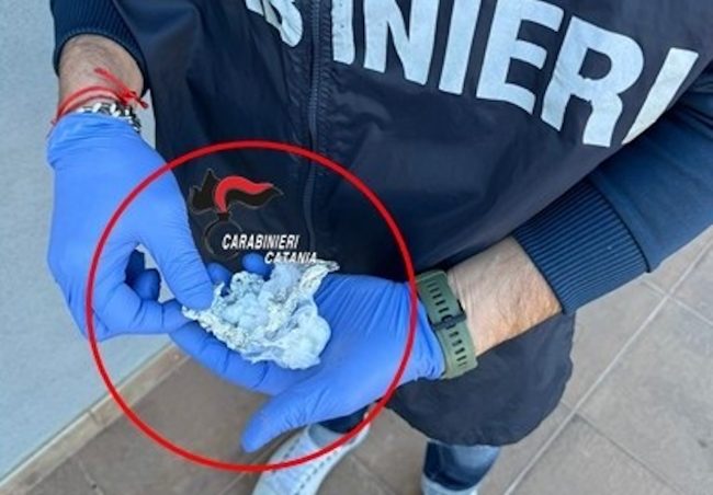 Blitz antidroga al Villaggio Sant’Agata: balbetta ai carabinieri che gli trovano la cocaina addosso