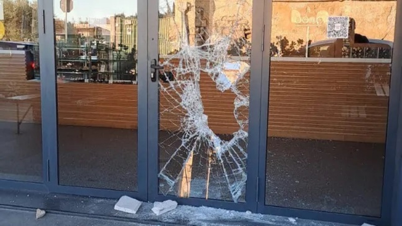 Carini, vetrina sfondata e soldi rubati in una panineria