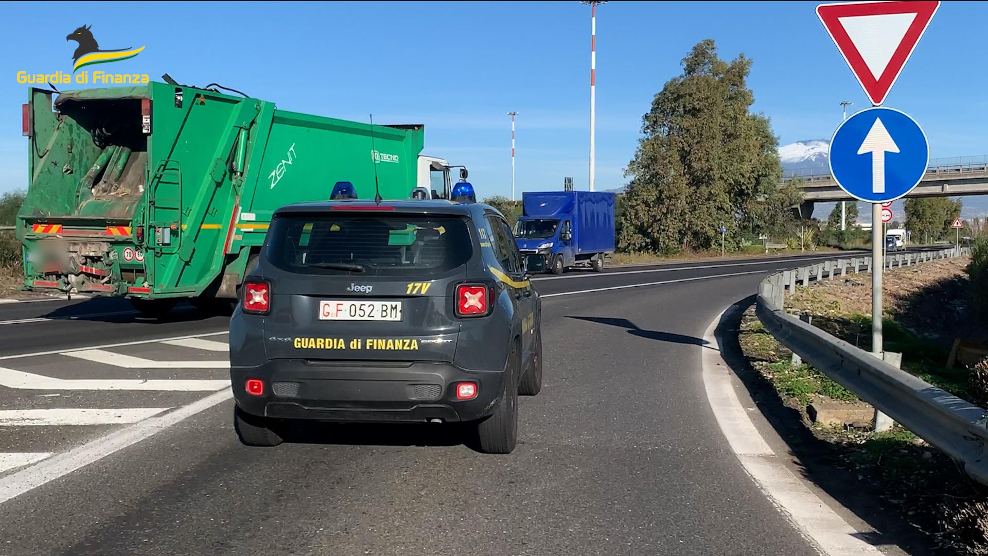 Smaltivano illegalmente rifiuti con i mezzi della Dusty: sette arresti a Catania