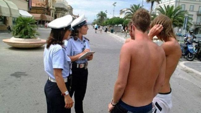 Arriva l’ordinanza del sindaco: non si potrà circolare in città con il costume da bagno