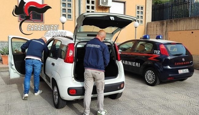 Si disfa di una vecchia auto, poi usa le targhe e i documenti su una nuova rubata: denunciato operaio