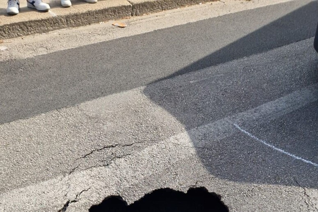 La ruota del motociclo finisce in una buca e cade, morto 39enne a Palermo: lascia la moglie e 4 figli