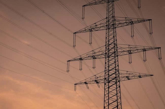 Fili volanti e bypass allacciato alla rete pubblica: messinese ai domiciliari arrestato per furto di energia elettrica