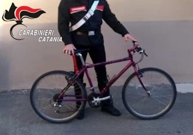 Evade dai domiciliari per rubare un’auto e una bici da due garage di Misterbianco