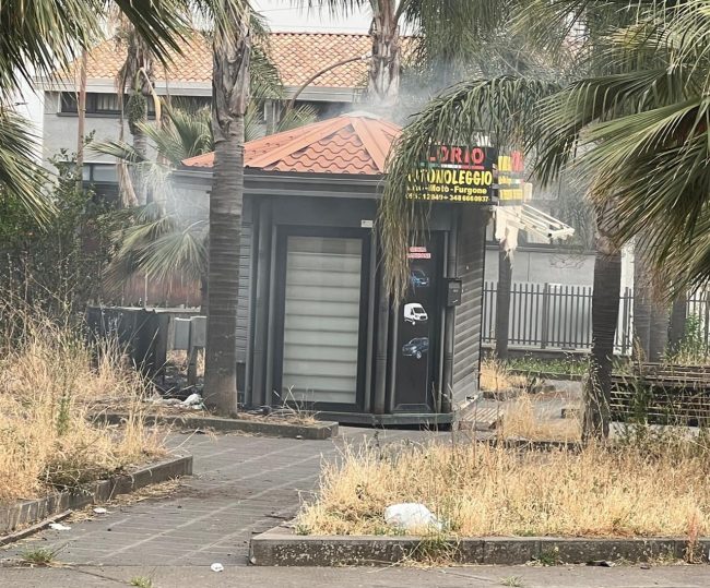 Rogo a Sant’Agata Li Battiati, a fuoco un’edicola – VIDEO