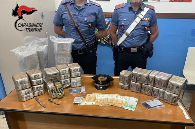 Maxi sequestro di droga a Trapani, 30 chili di hashish nella disponibilità di 2 pusher