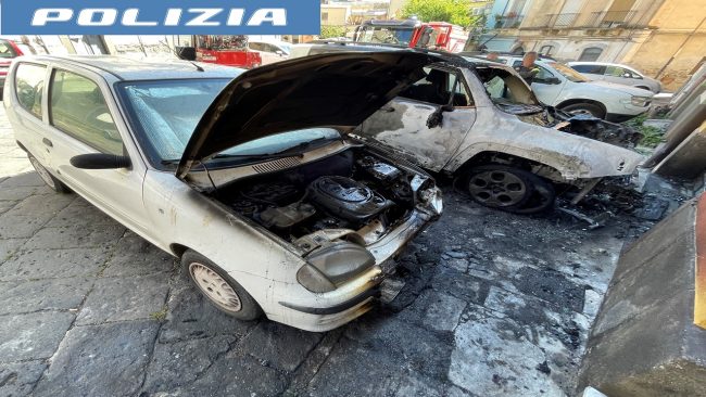Adrano, incendiano e distruggono 2 auto in centro: denunciati i responsabili