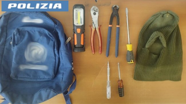 Tentano il furto di un motorino in un garage, ma vengono sorpresi e arrestati dalla polizia
