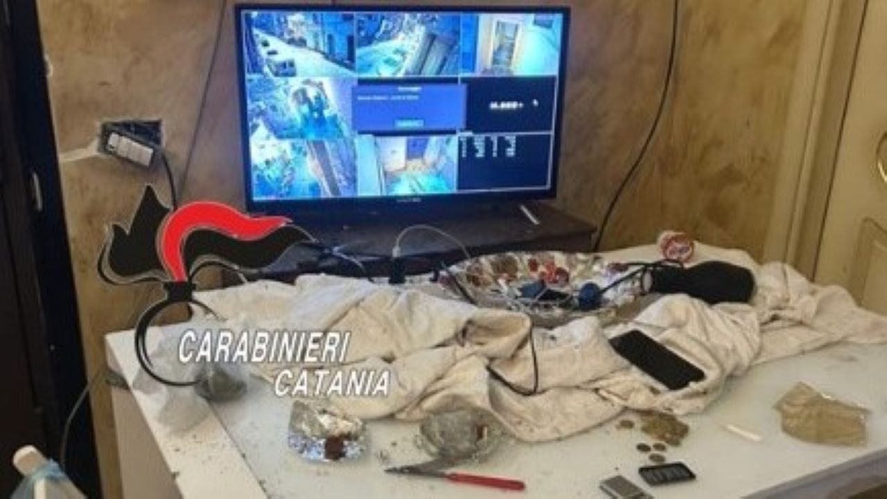 Catania, blitz in una palazzina di San Cristoforo: arrestati quattro giovani spacciatori