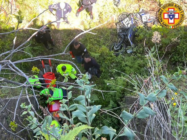 Linguaglossa, motociclista precipita in un burrone