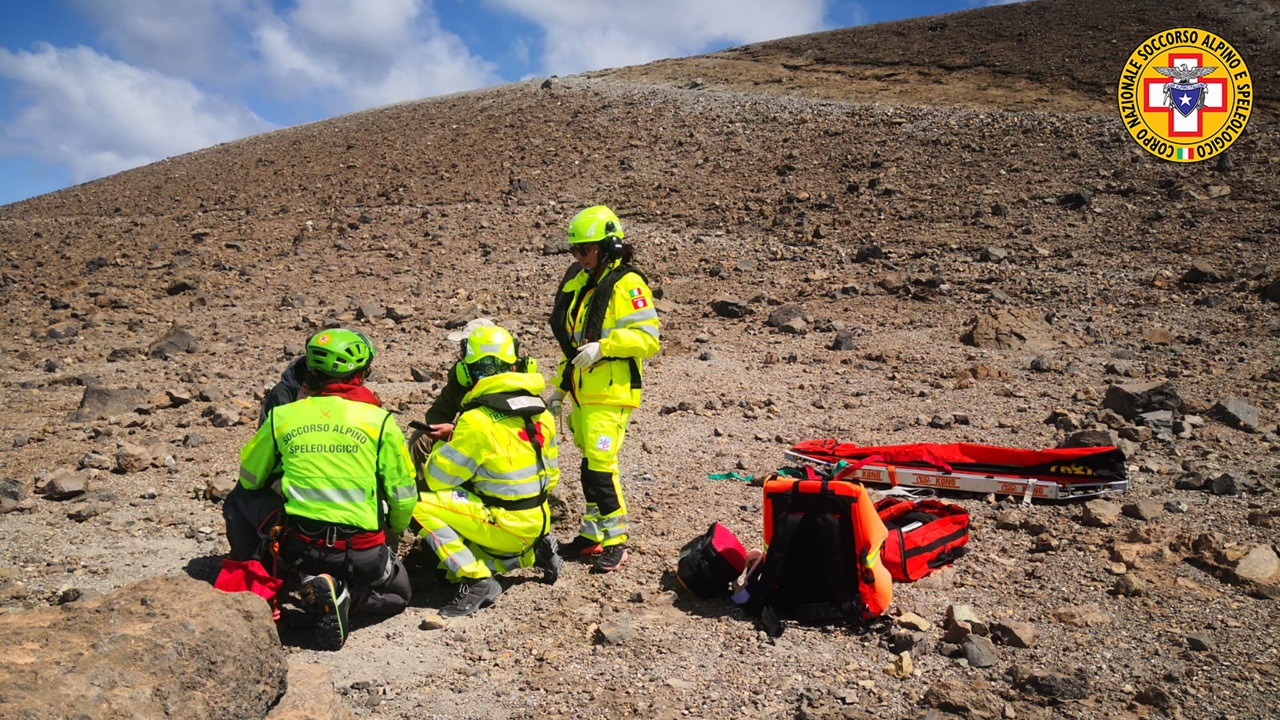 Salvataggio in quota sull’isola di Vulcano, turista soccorso dalle squadre del CNSAS Sicilia