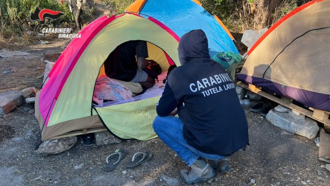 Blitz del Nil a Cassibile, migranti accampati in un terreno vicino l’ostello