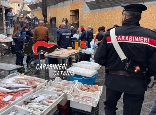 Pescheria di Catania nel mirino dei controlli, venditori abusivi si danno alla fuga