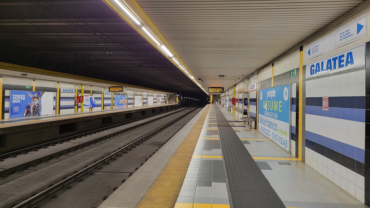 Gira in pigiama sui binari della metro di Catania: 17enne fermata dalla polizia