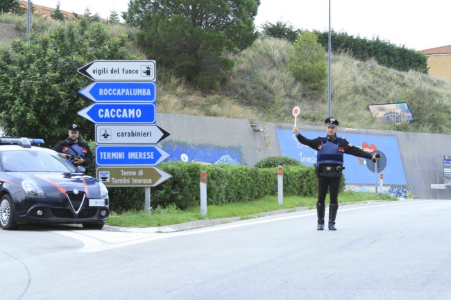 Evade con la scusa di andare a prendere il figlio a scuola, in manette 32enne