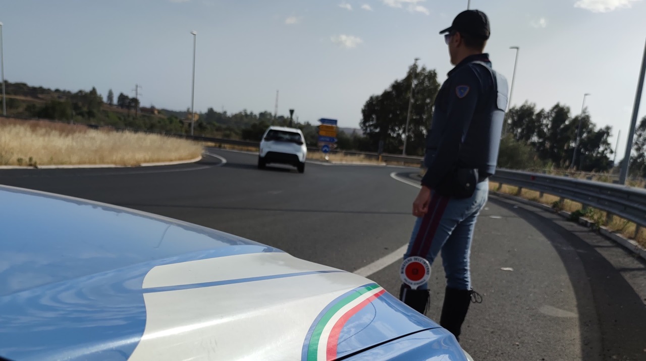 A spasso con la droga in auto, denunciato 21enne catanese
