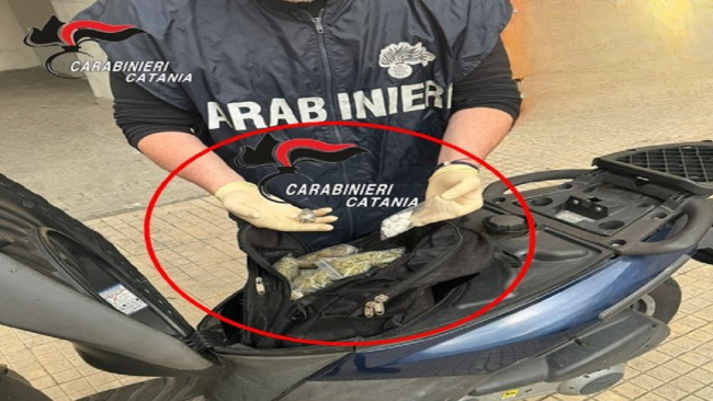 Blitz a Catania, scovato pusher con droga e denaro nello zaino e in tasca: arrestato