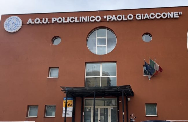 Prende a colpi di stampella un soccorritore al Policlinico: denunciata una donna di 66 anni